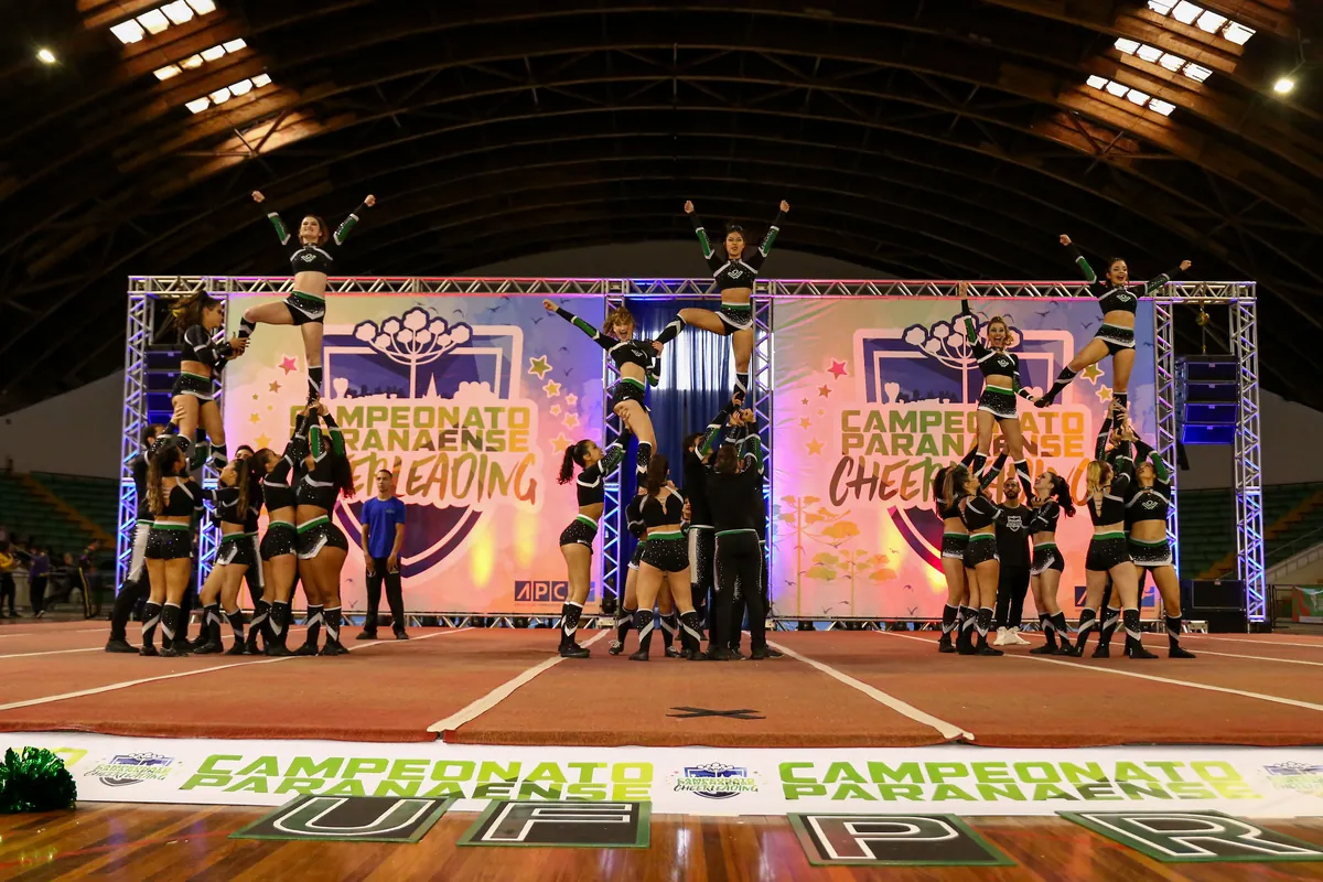 Pirâmides do Midnight, equipe universitária da Wolfpack, no palco do Campeonato Paranaense de 2024