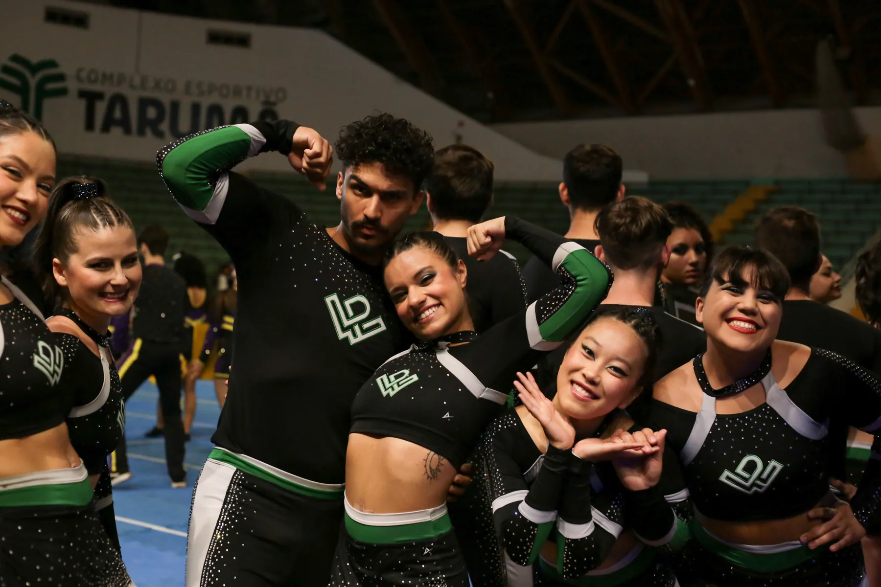 Atletas do Midnight sorrindo e fazendo pose no Complexo Esportivo Tarumã, no Campeonato Paranaense de 2024